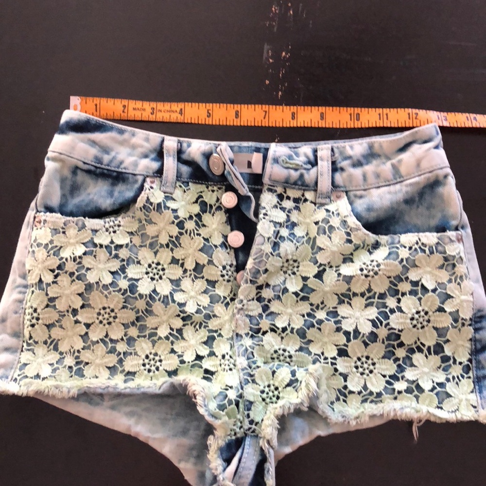 TOPSHOP denim shorts crochet acid wash size 25